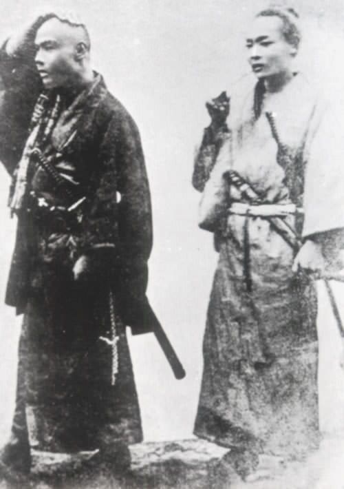 黒田清隆（左、榎本武揚の助命嘆願のため丸坊主にした）