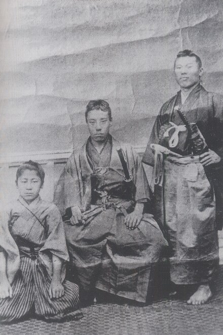 高杉晋作（中央）と伊藤博文（右）
