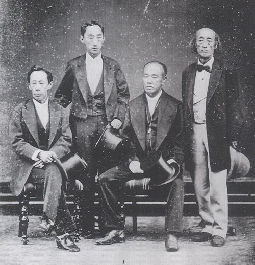 高須四兄弟（左から松平定敬、松平容保、徳川茂徳、徳川慶勝）。1878年(明治11年)9月。東京の徳川慶勝邸にて撮影。