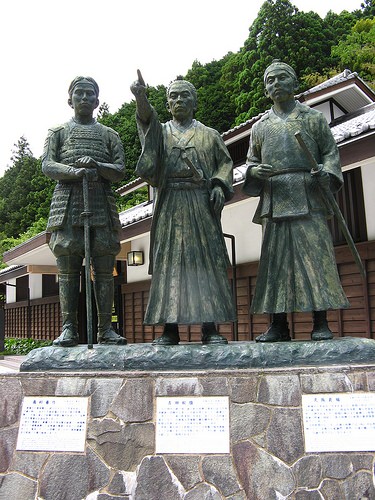 高杉晋作・吉田松陰・久坂玄瑞 銅像（左・高杉、中・吉田、右・久坂）