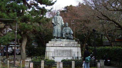 坂本龍馬・中岡慎太郎像（円山公園）