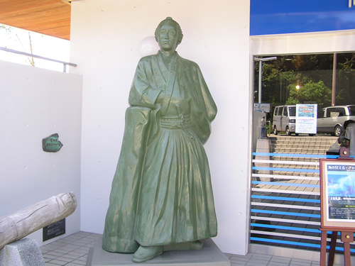 高知県立坂本龍馬記念館 入口前銅像