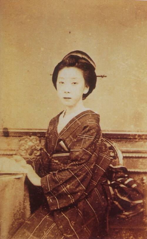 お龍（坂本龍馬の妻、座っている写真／明治5年ごろ撮影）
