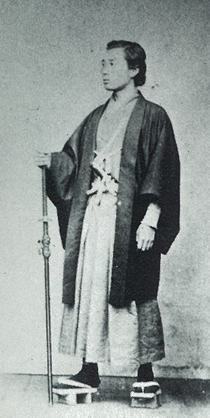 長岡謙吉（刀を持っている）