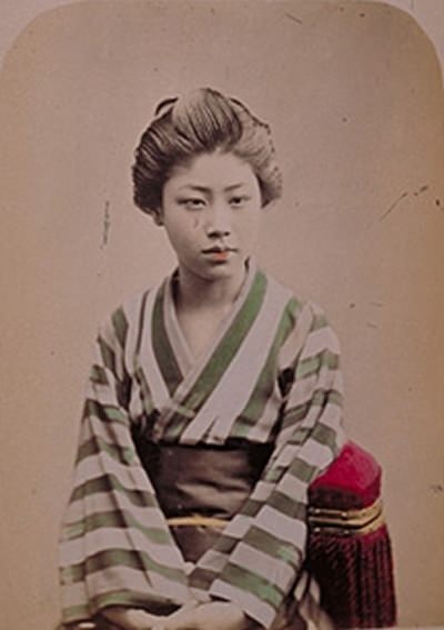 縦縞の着物姿の女性（詳細不明）