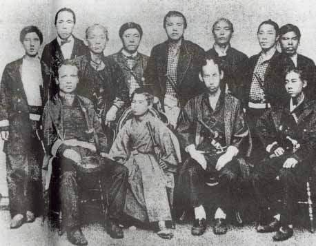 桂小五郎（木戸孝允／後列中央）と毛利元徳（前列右端）　※明治3年撮影
