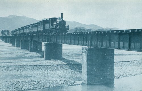 徳川慶喜が撮影した写真（安倍川鉄橋上り列車進行中之図）