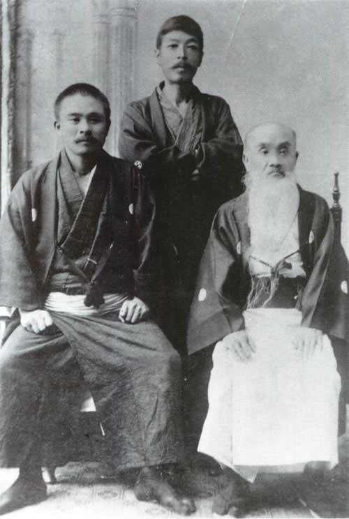 西郷頼母（右）と息子・西郷四郎（左）