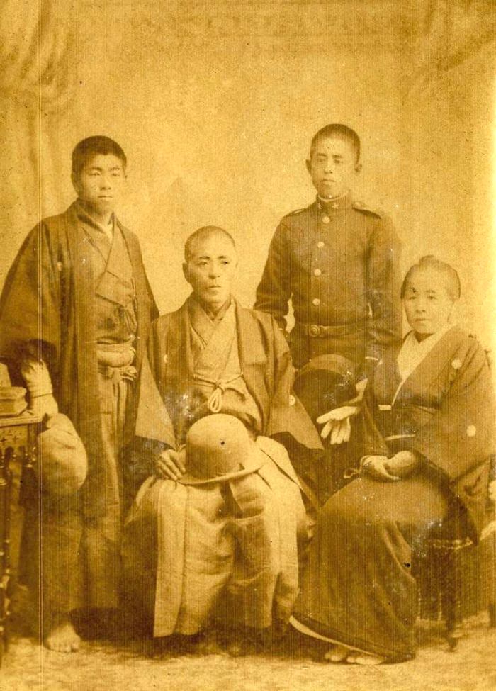 斎藤一の家族写真（左から次男 剛、斎藤一、長男 勉、妻 トキヲ）